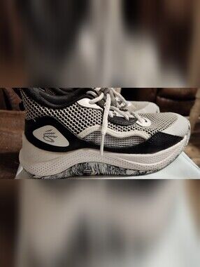 Boys Under Armour Shoes Size 1.5 Y. Curry 3 Z. EUC.